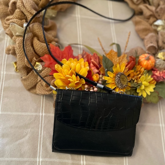 Medium Sized Black Crossbody with many options for storage. - Picture 4 of 12